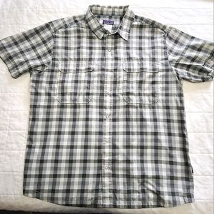 LIKE NEW Patagonia Plaid Short Sleeve Button Down Size L Gray Green